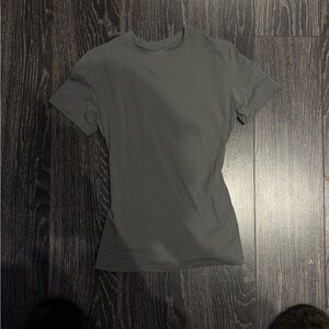 SKIMS Fits Everybody Gray Grey Charcoal Short Sleeve Tee